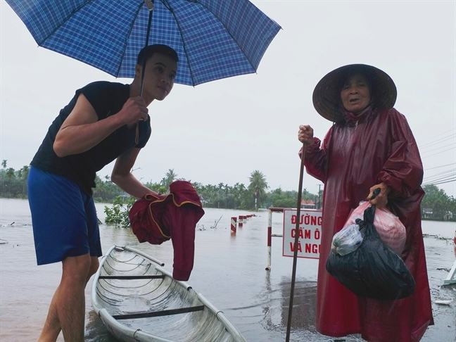 Nong dan lao dao vi rau tet ngap lu