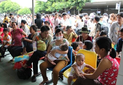 Nóng quá, bệnh nhi phải tràn ra hành lang cho bớt nhiệt