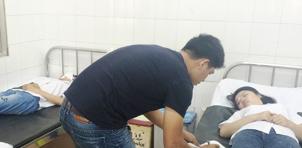 Trên đường đi học về 2 nữ sinh bị tạt axít