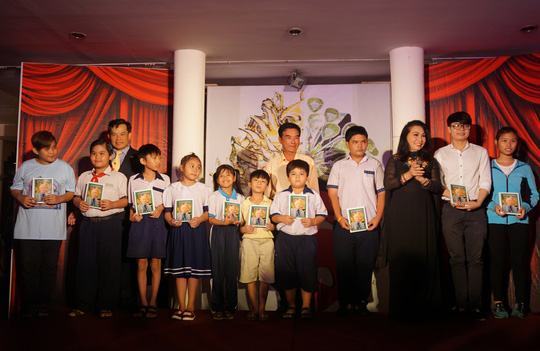 NSND Bạch Tuyết, nhạc sĩ Trương Minh Châu và đại diễn khách sạn Oscar trao học bổng NSND Viễn Châu cho con em nghệ sĩ nghèo và công nhân hậu đài