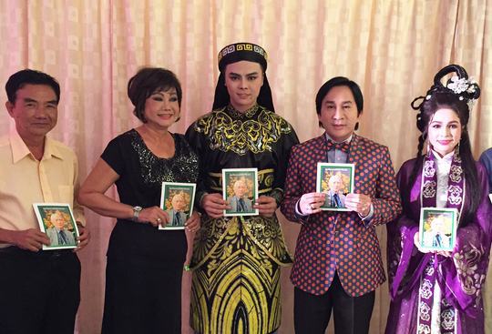 Nhạc sĩ Trương Minh Châu, NS Kiều Phượng Loan, Võ Minh Lâm, Kim Tử Long, Lê Hồng Thắm hớn hở với việc gây quỹ mang tên soạn giả Viễn Châu cho học sinh nghèo hiếu học