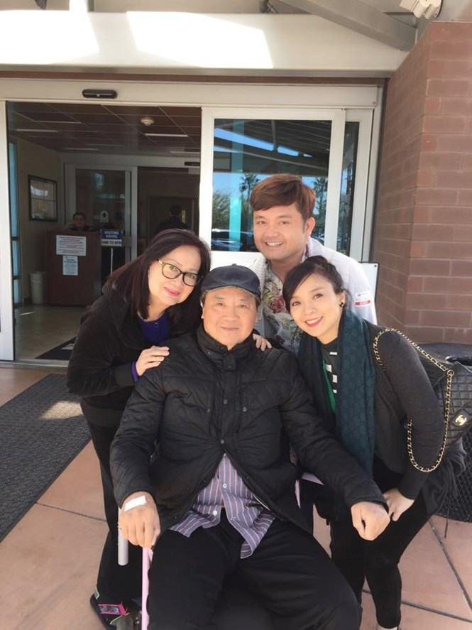 Ảnh chụp NSƯT Bảo Quốc và gia đình sau khi ông xuất viện tại Mỹ - Ảnh FB Hồng Loan