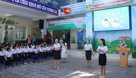 “Vì nụ cười trẻ thơ” đến với học sinh Trường Tiểu học Huỳnh Mẫn Đạt