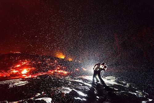 Nụ hôn nóng bỏng nhất thế giới trên đỉnh núi lửa Hawaii