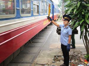 Nữ nhân viên gác chắn đường ray