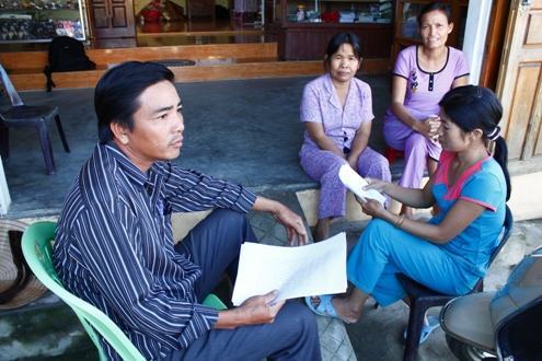 Nữ sinh bị phạt nằm lên bàn để cô giáo đánh