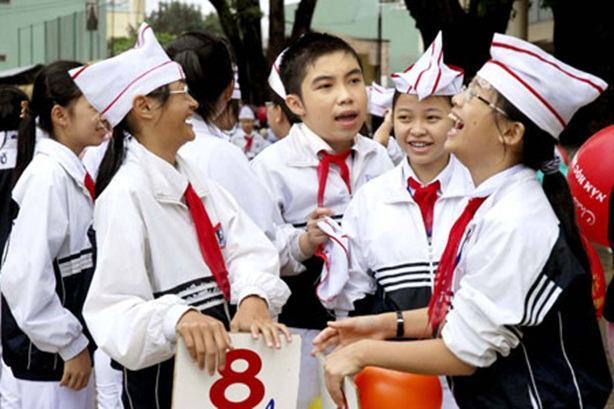 Nữ sinh cấp 2 má hồng, chuốt mi, đeo lens giả