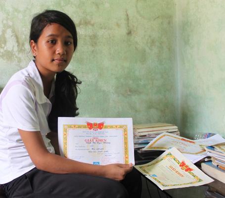 Nữ sinh dân tộc Bana học giỏi, mê Ngoại ngữ