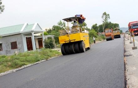 Một đoạn thuộc dự án mở rộng QL1 qua Thừa Thiên Huế đang được thi công thảm nhựa (Ảnh minh họa)