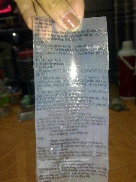 Nữ sinh quay bài bằng đùi và công nghệ cao