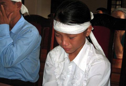 Nữ sinh thoát chết dưới họng súng của sát thủ bịt mặt