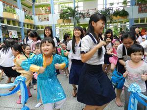 Nữ sinh THPT “tập làm” cô giáo mầm non