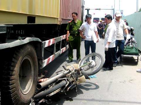 Nữ sinh viên bị container chèn qua người