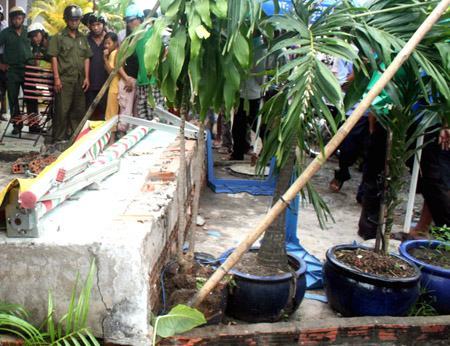 Nữ tiếp viên quán cà phê bị ô văng đè chết