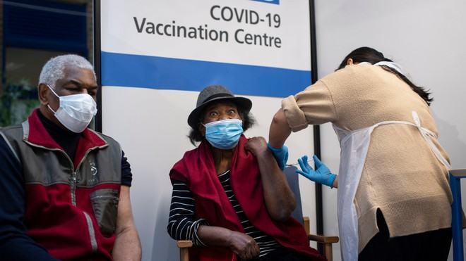 Người dân Anh được tiêm vắc xin ngừa Covid-19 trong ngày 8.12 /// Reuters