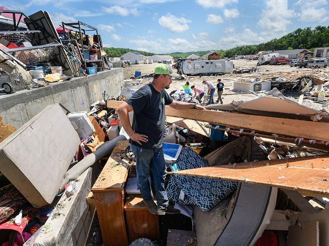 Cảnh tượng tan hoang tại bang Missouri sau lốc xoáy	 /// AFP