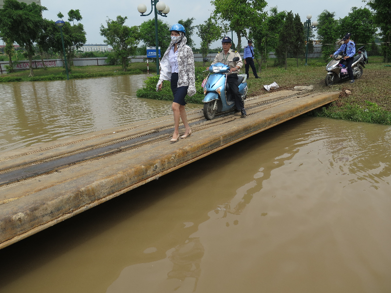 Nước vẫn  mênh mông  ở khu chung cư Dương Nội 