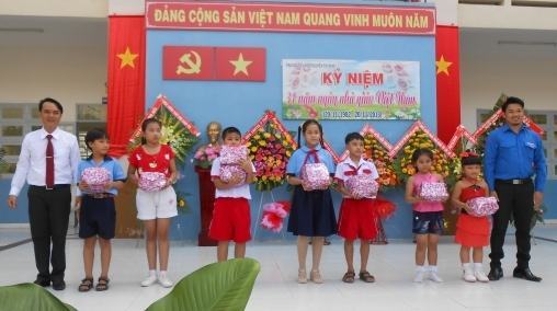 NXB Giáo Dục TP.HCM tặng tủ sách cho trường TH Nguyễn Thị Định nhân ngày 20/11