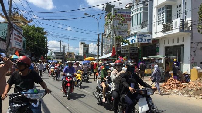 Trước Phòng khám Phương Nam lúc nào cũng có đông người đến khám.  /// Ảnh: Gia Bách