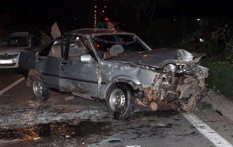 Ô tô 4 chỗ lộn nhiều vòng trên quốc lộ