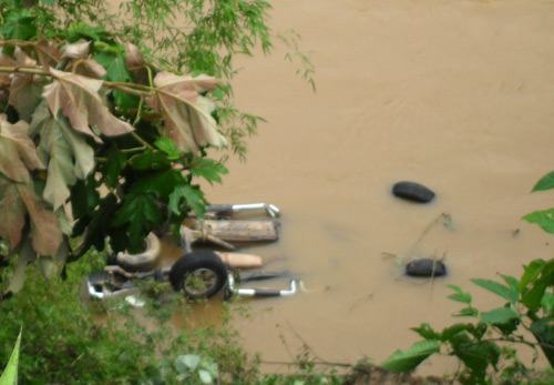 Ô tô chở 11 công nhân lao xuống suối, 3 người chết