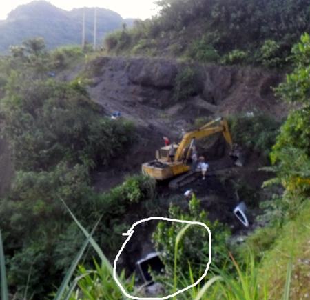 Ô tô chở 5 người lao xuống vực sâu 50m