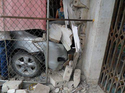 Ô tô đâm vào nhà dân