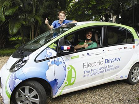 Ô tô điện đi vòng quanh thế giới đến Việt Nam