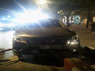 Ô tô hất tung dải phân cách , tài xế bỏ trốn