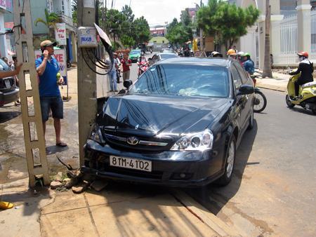 Ô tô không người lái tông vào cột điện