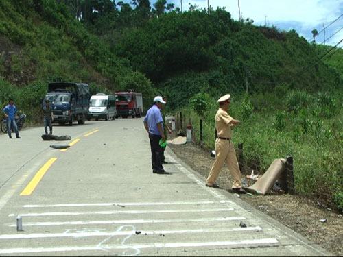Ô tô lấn trái tông chết 2 người