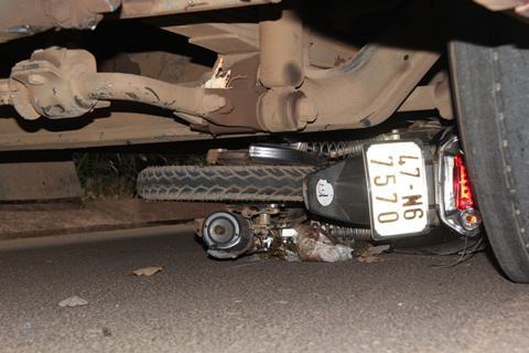 &Ocirc; t&ocirc;, lạng l&aacute;ch, đ&acirc;m chết người, đi đường