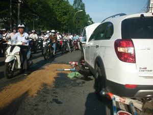 Ô tô nổ lốp, cày nát dải phân cách