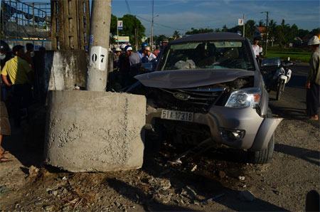 Ô tô ủi cột điện đi 2m, 2 người trọng thương