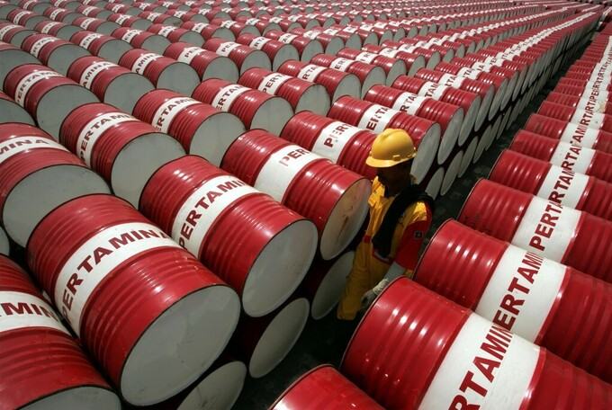 Giá dầu xuống âm – người bán phải trả tiền người mua