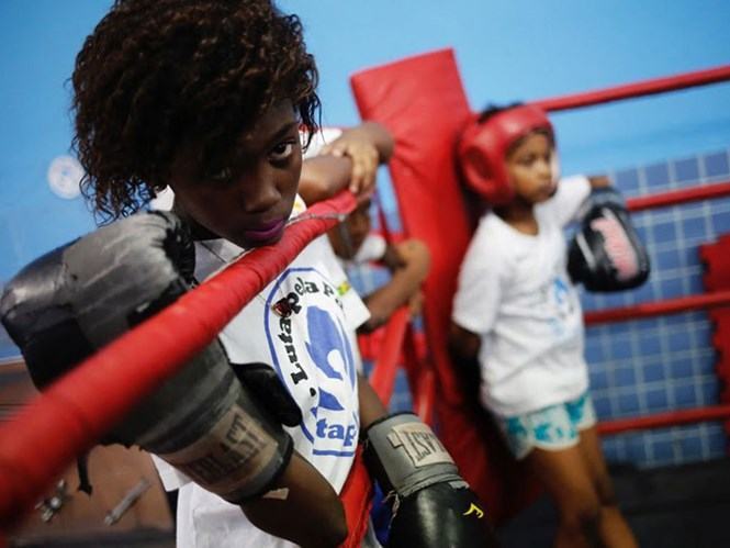 Các bé gái cũng tập ra trò ở “Fight for Peace” 	 /// Reuters