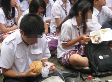 Ôn thi, sĩ tử “phát ốm” vì bị ép ăn