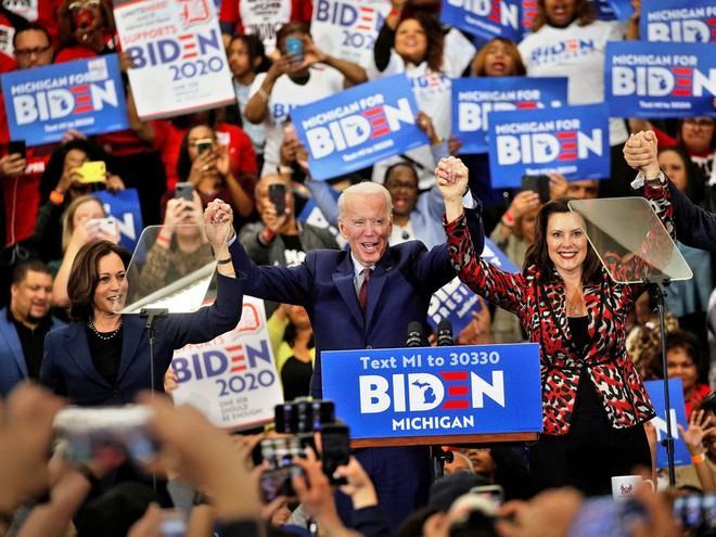 Ông Joe Biden giữa những người ủng hộ tại bang Michigan vào tháng 11	 /// REUTERS