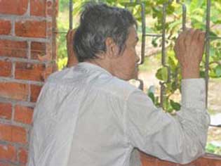 Ông bố bị con ruột nhốt không tâm thần