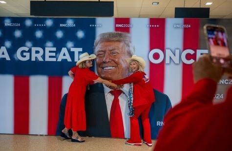 Kay Hall và Sharon Henson, đều đến từ Texas, chụp ảnh cùng tấm áp phích của ông Trump vào ngày 15-7. Ảnh: CNN