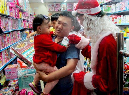 Ông già Noel sinh viên xuống phố