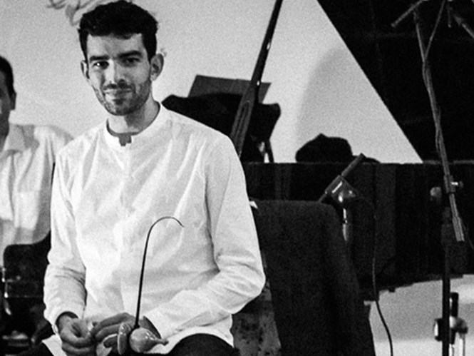 Ông Tây chơi đàn bầu