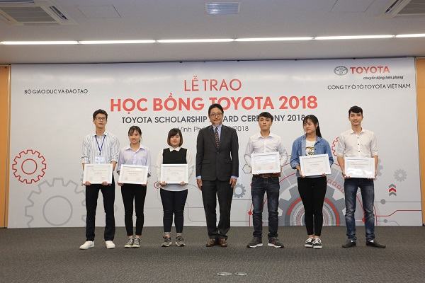 Trao học bổng cho 115 sinh viên ngành cơ khí, kỹ thuật