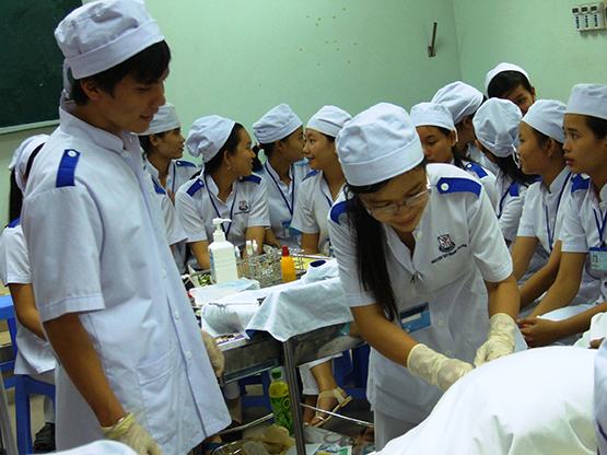 Bộ GD-ĐT phản hồi việc trường ĐH tư đua nhau mở khối ngành sức khỏe