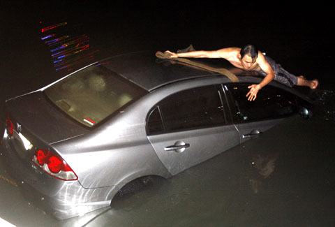 Ôtô Civic lao xuống kênh Nhiêu Lộc