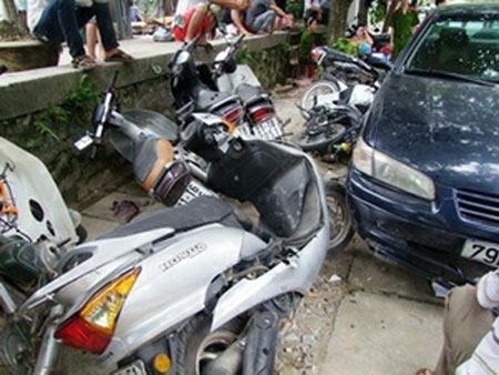 Ôtô điên đâm liên hoàn 7 xe máy