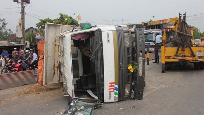 Ôtô lẫn xe ben tan nát do né dân xỉn ngủ giữa quốc lộ