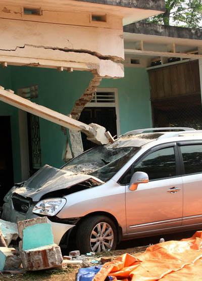 Ôtô mất lái đâm sập nhà dân