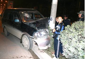 Ôtô “phanh” bằng cột điện, một phụ nữ nhập viện