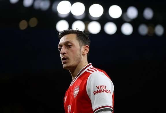 Ozil chịu giảm lương, sẵn sàng chia tay Arsenal